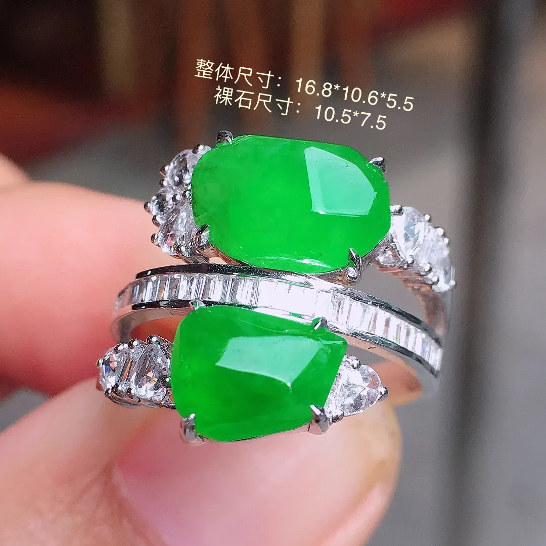 阳绿二合一戒指，色泽均匀艳丽，玉质细腻，荧光感超
强，饱满水润，气质满满。18k
金豪华镶嵌
