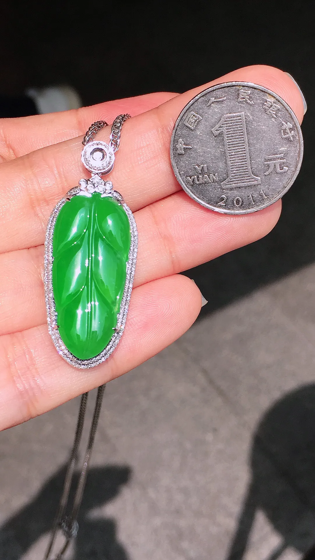 阳绿玉叶吊坠，色泽均匀艳丽，玉质细腻，荧光感超
强，饱满水润，气质满满。18k
金豪华镶嵌