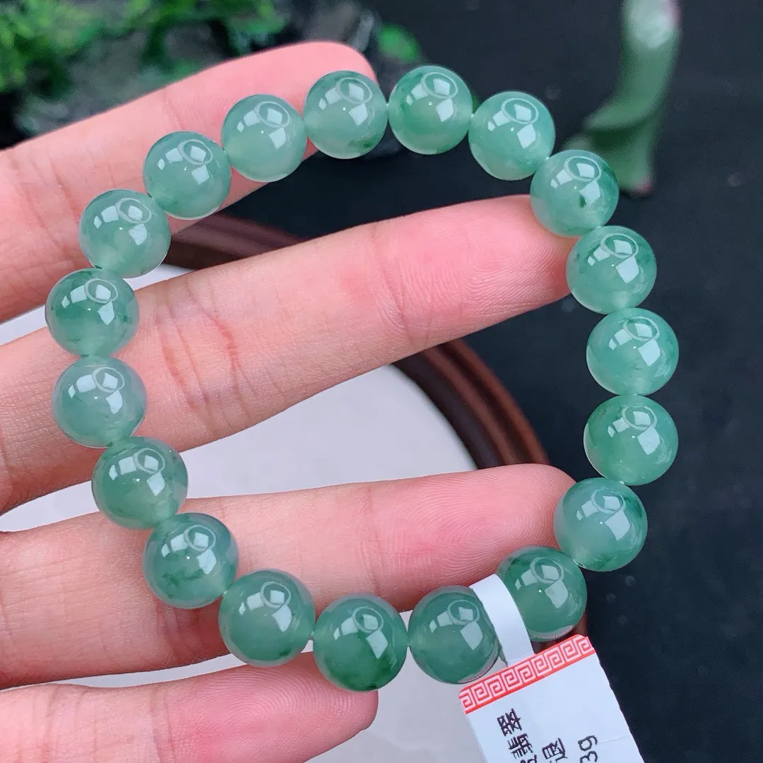 天然A货翡翠满色冰飘花圆珠手串
尺寸10mm  重32.43g