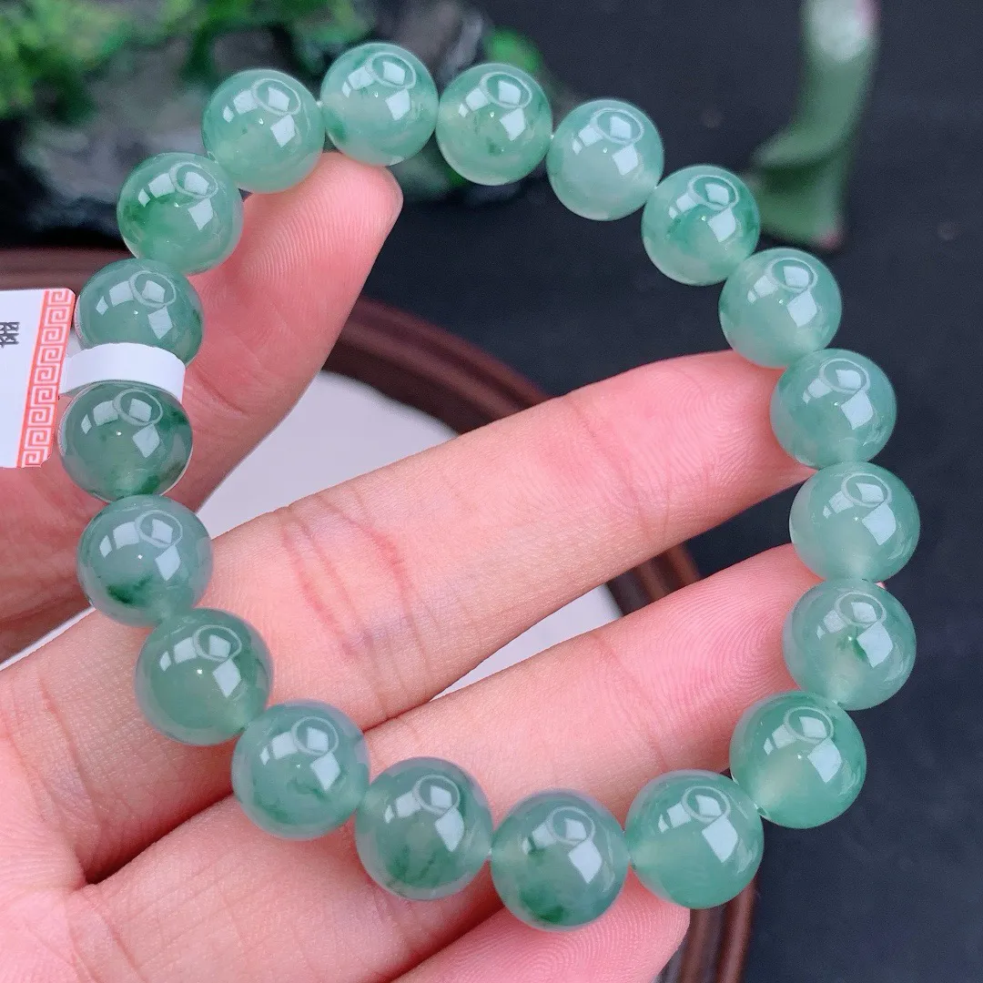 天然A货翡翠满色冰飘花圆珠手串
尺寸10mm  重32.43g
