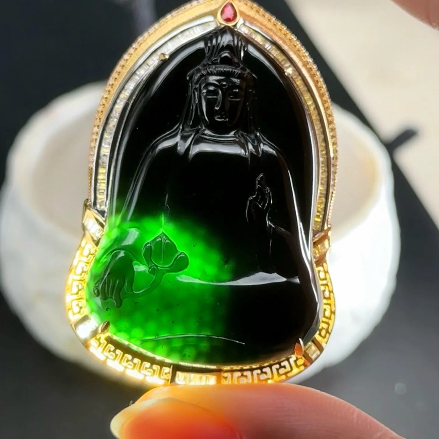 精品18k墨翠观音 种好色正 黑度极好 打灯通透 油性十足尺寸59.3