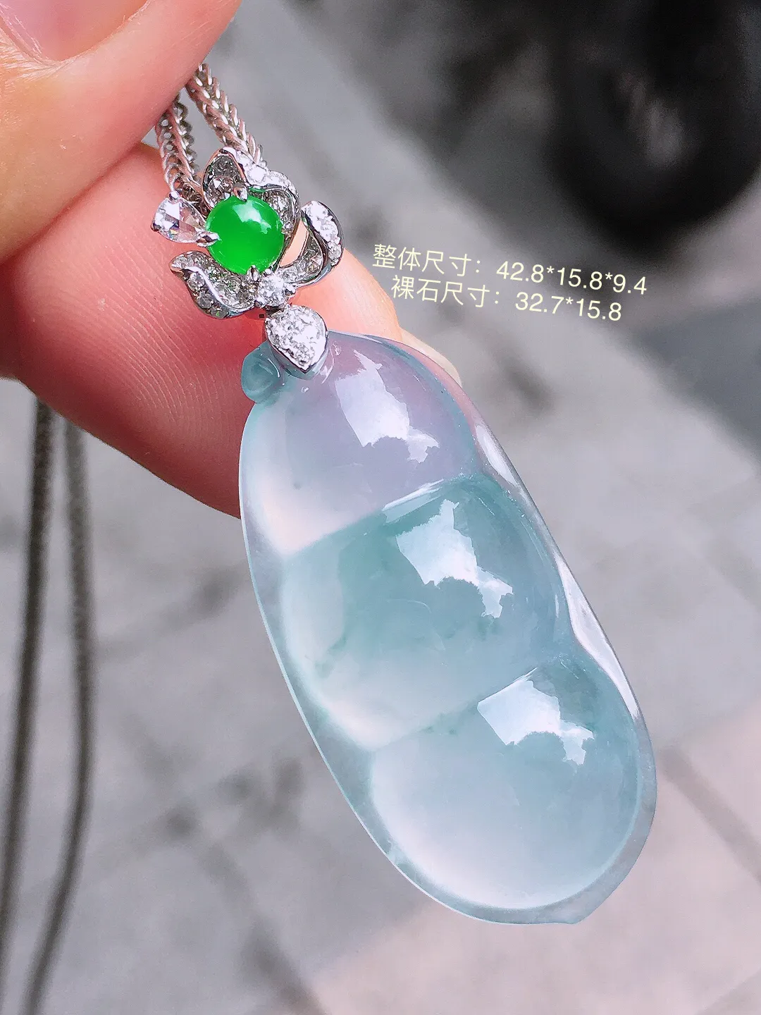 冰淡紫福豆吊坠，色泽均匀艳丽，玉质细腻，荧光感超
强，饱满水润，气质满满。18k
金豪华镶嵌