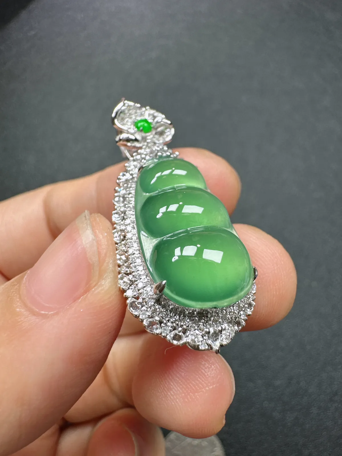 天然缅甸a或翡翠18k金镶嵌冰种绿福豆吊坠