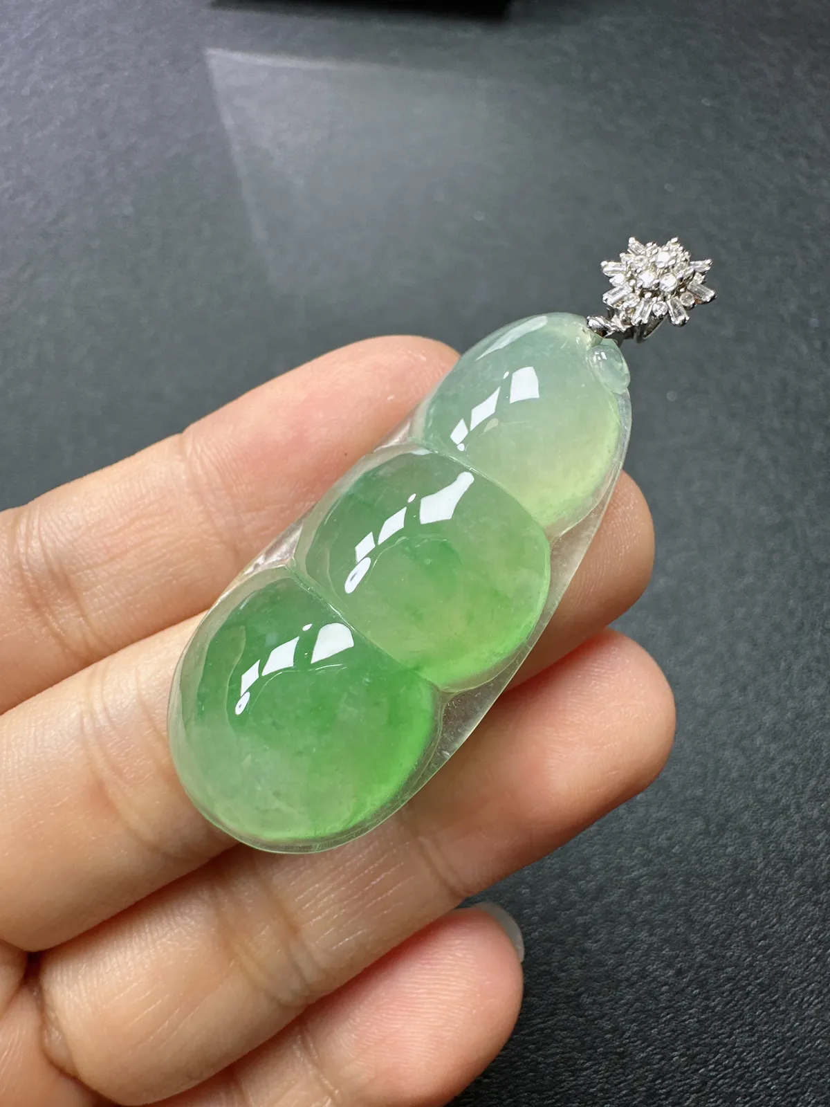 天然缅甸A货翡翠18k金镶嵌飘绿福豆dz吊坠
