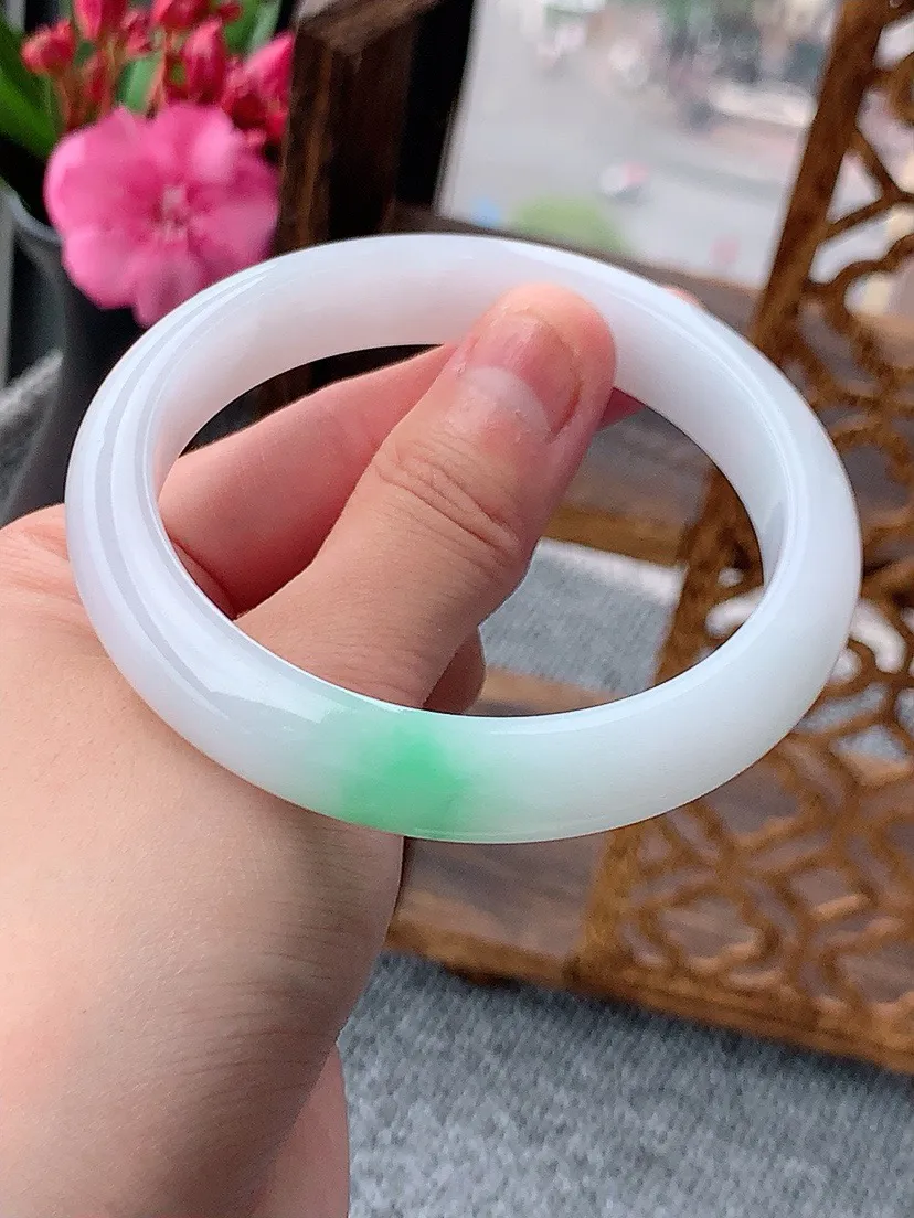 a货翡翠白底青飘绿正装正圈手镯58-59圈口 尺寸58.5×11.2×7.8mm 重量54.43g 0604