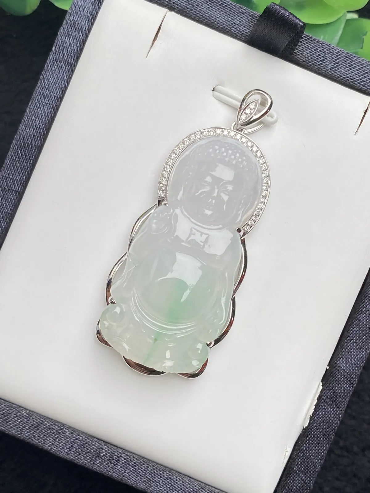 推荐【冰绿宝宝佛】无纹裂，水润冰透，飘甜绿，起光，品相佳，大件，石头尺寸：42*20.3*6.6，