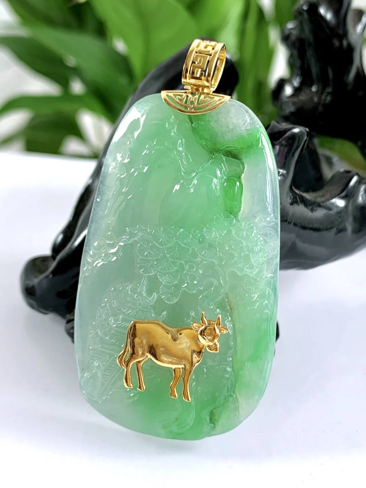 缅甸天然翡翠A货，18K金特色镶嵌冰种起胶飘阳绿生肖牛山水牌吊坠挂件，尺寸：整体62.5/32.5/7mm，裸石53.5/32.5/6mm，重量：19.61g