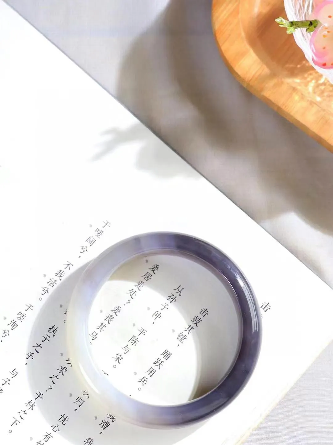 （温柔雅致.手镯）

精品️和田玉烟紫双色手镯。镯型饱满，温润细腻，脂润沁香。️执一卷书，沏一盏茶，着一袭裙，戴一只镯。淡淡浅笺，素心若兰，静赏玉中诗画。悠悠岁月，芊手轻摘，盛满诗样芳华。重51.8克   尺寸54-13-8.5mm    FDL-9950596