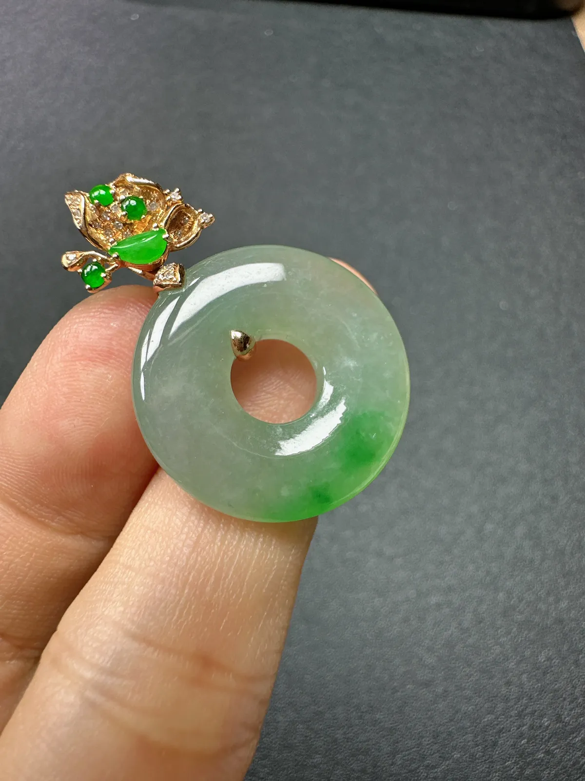 天然缅甸a货翡翠18k金镶嵌飘绿甜甜圈吊坠