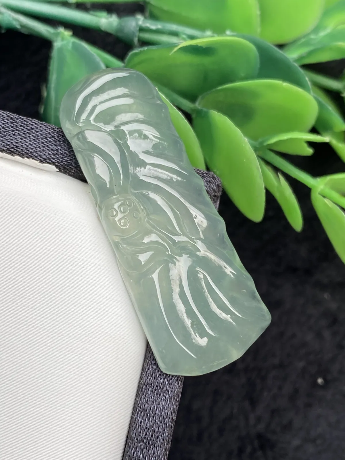 Z推荐【冰晴莲花鱼牌】莲花在波光粼粼的水面盛开，背面两条小鱼在激流勇进，和和美美～～晴底，水润，冰透，超细腻，起胶，品相佳，尺寸：41*15.6*5.1，超值～～