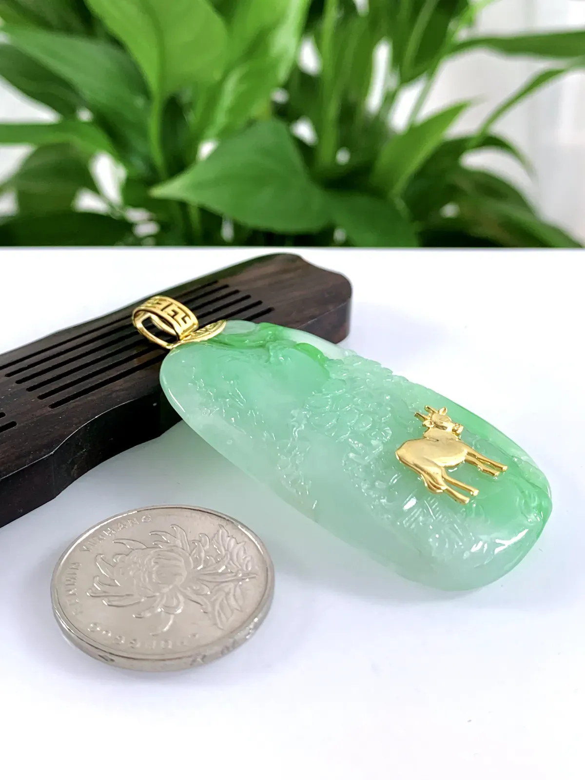 缅甸天然翡翠A货，18K金特色镶嵌冰种起胶飘阳绿生肖牛山水牌吊坠挂件，尺寸：整体62.5/32.5/7mm，裸石53.5/32.5/6mm，重量：19.61g