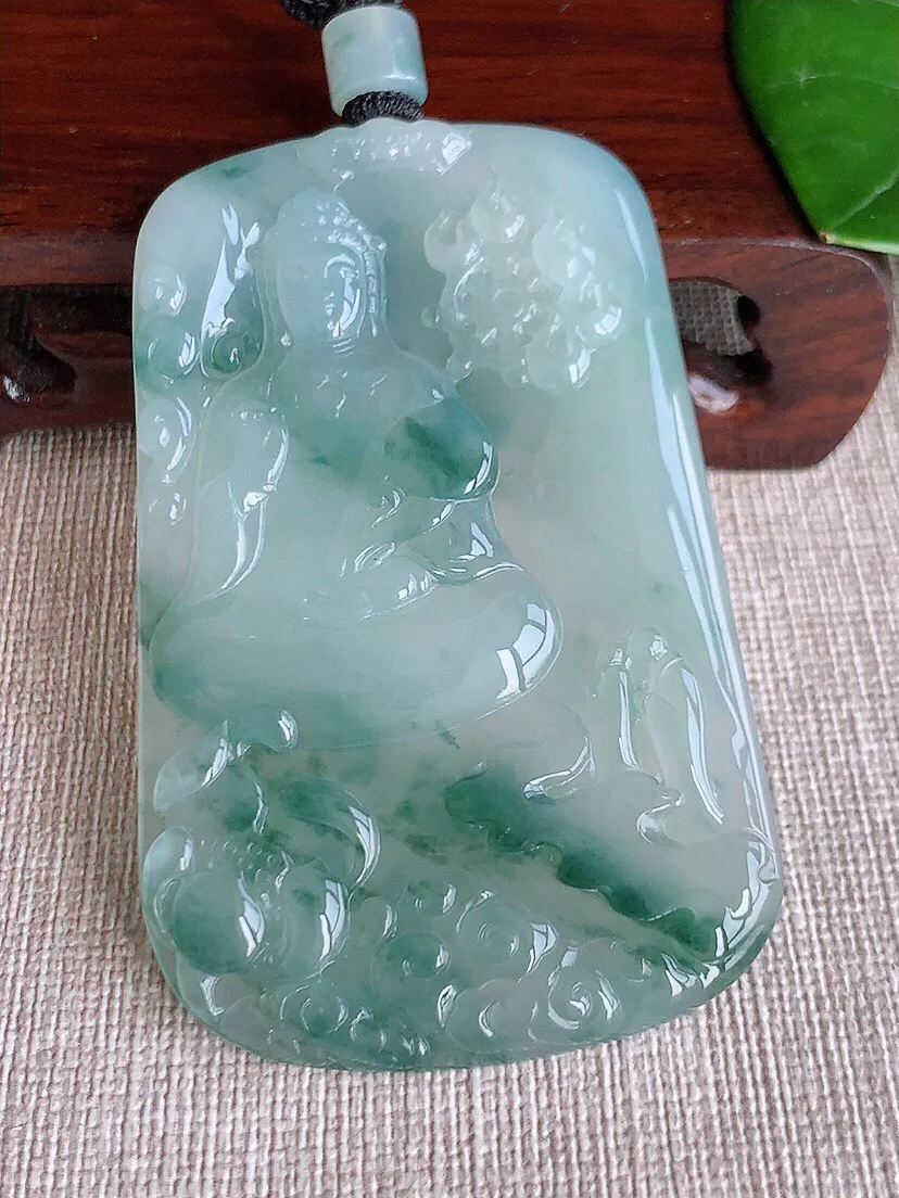 a货翡翠老坑冰种飘花观音吊坠 尺寸67.6×42.5×5.3mm 重量42.52g 0605