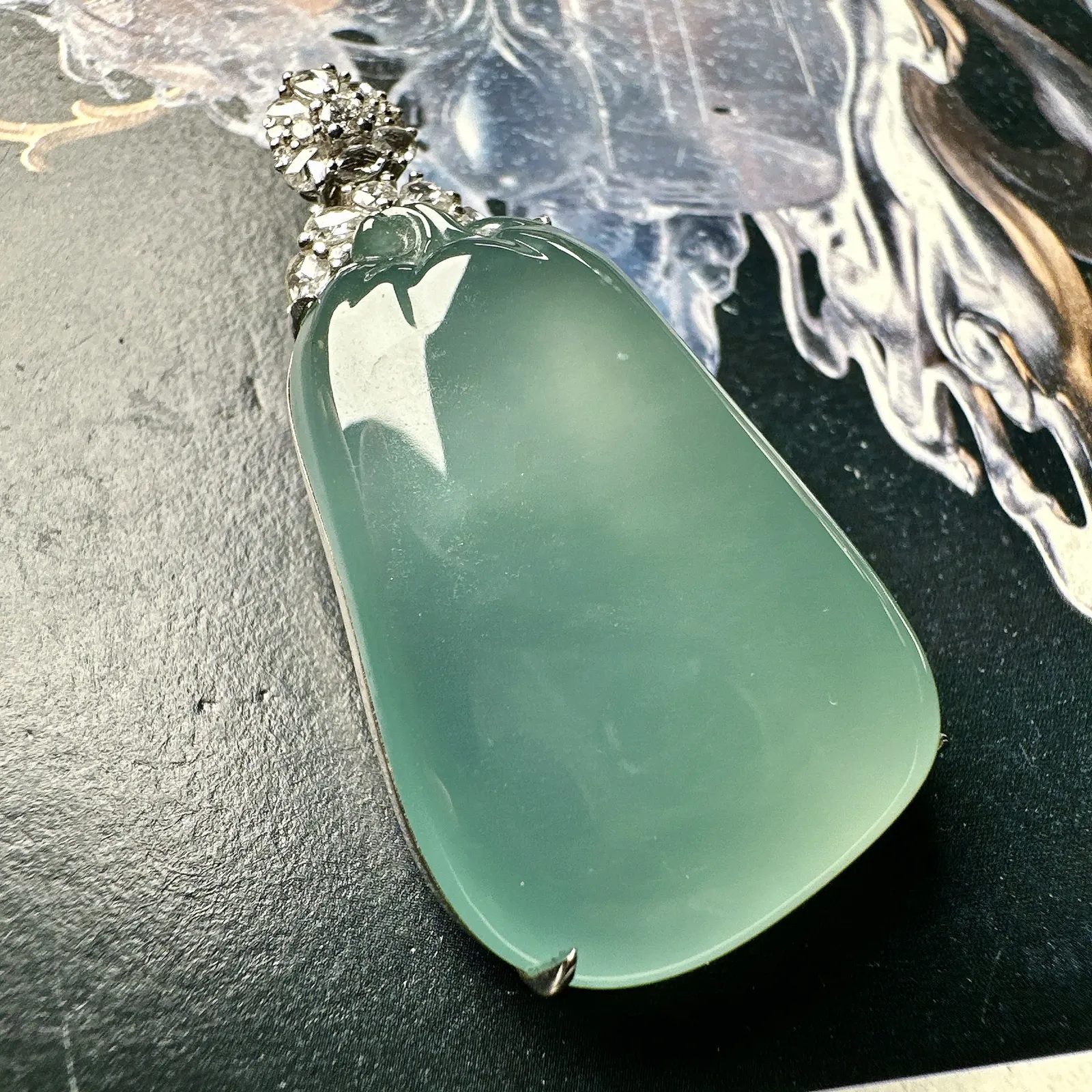 【冰种福瓜吊坠】种水上乘，晶莹剔透，纯净通透，莹光感很强。18k金钻镶嵌，裸石尺寸34*23.4*9