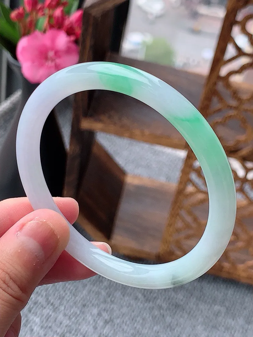 a货翡翠老坑飘绿细条圆条手镯57-58圈口 尺寸57×6.7mm 重量26.05g 0604