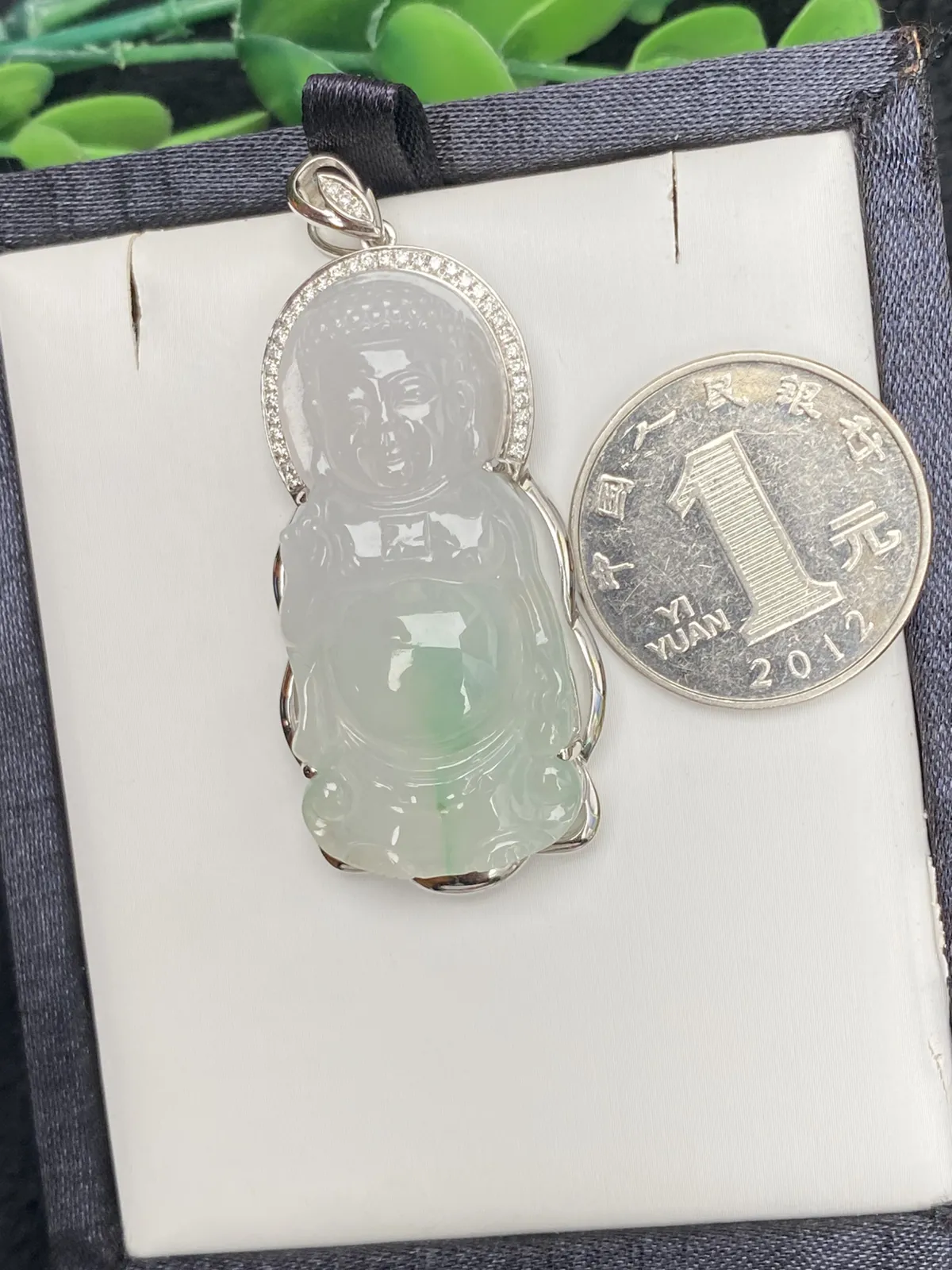 推荐【冰绿宝宝佛】无纹裂，水润冰透，飘甜绿，起光，品相佳，大件，石头尺寸：42*20.3*6.6，