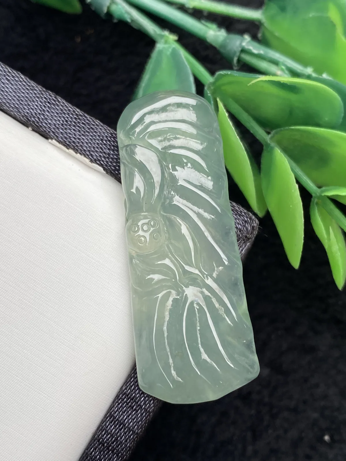 Z推荐【冰晴莲花鱼牌】莲花在波光粼粼的水面盛开，背面两条小鱼在激流勇进，和和美美～～晴底，水润，
