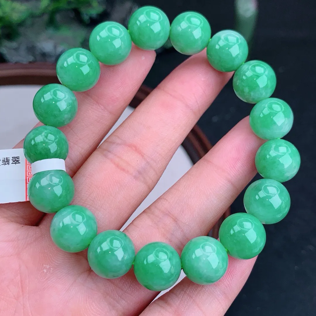 天然A货翡翠满绿圆珠手串
尺寸12mm   重49.25g