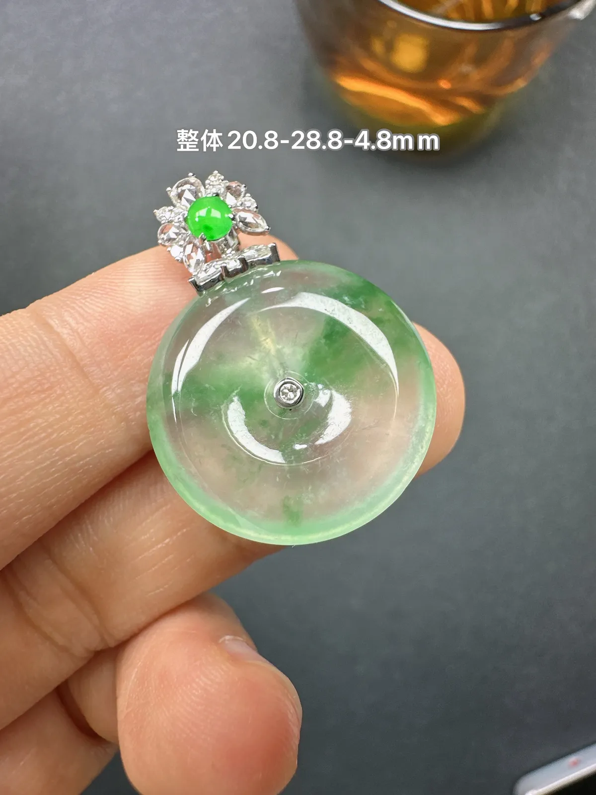 天然缅甸A货翡翠18k金镶嵌飘绿玻璃种平安扣吊坠