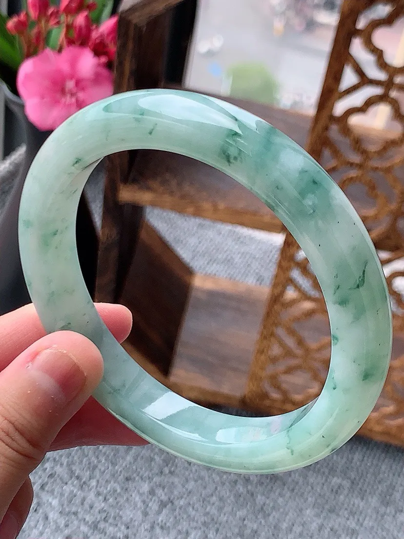 a货翡翠老坑飘花厚装正装正圈手镯64-65大圈口 尺寸64.8×11×9.5mm 重量73.46g 