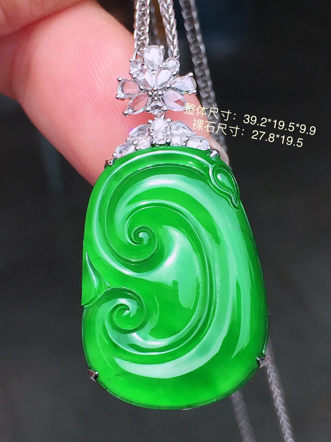 阳绿如意吊坠，色泽均匀艳丽，玉质细腻，荧光感超
强，饱满水润，气质满满。18k
金豪华镶嵌