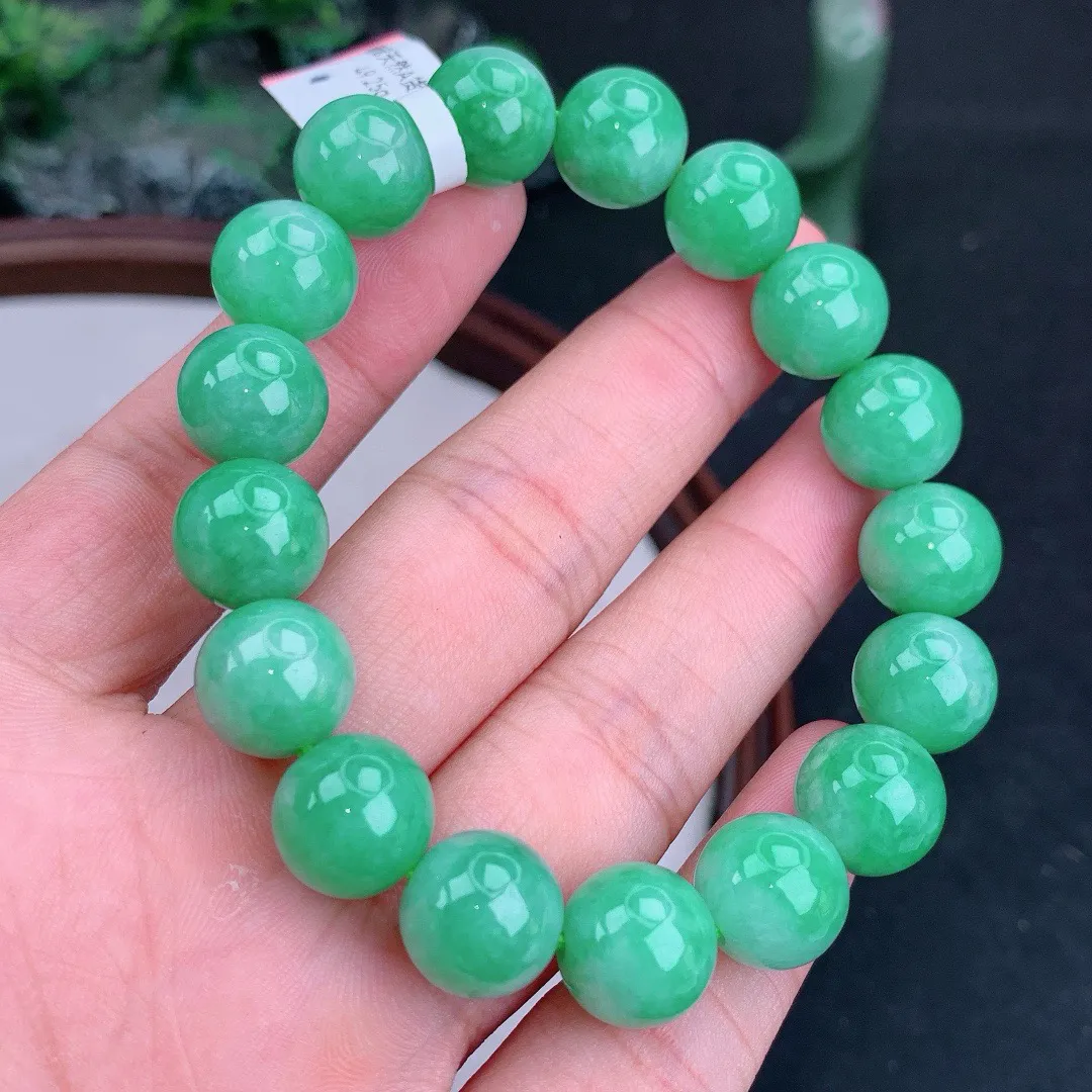 天然A货翡翠满绿圆珠手串
尺寸12mm   重49.25g