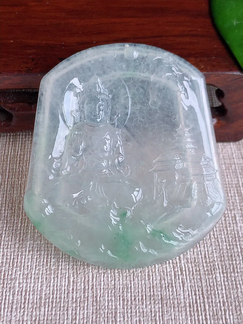 a货翡翠老坑冰种飘绿观音吊坠 尺寸53×46.5×5.2mm 重量29.00g 0605