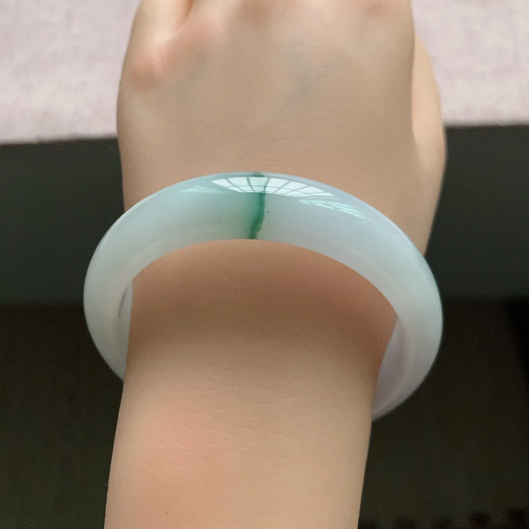 56圈口。自然光实拍，老坑冰糯飘花正圈翡翠手镯，尺寸:56-12.8-7.6mm，无纹裂，重量56.12g