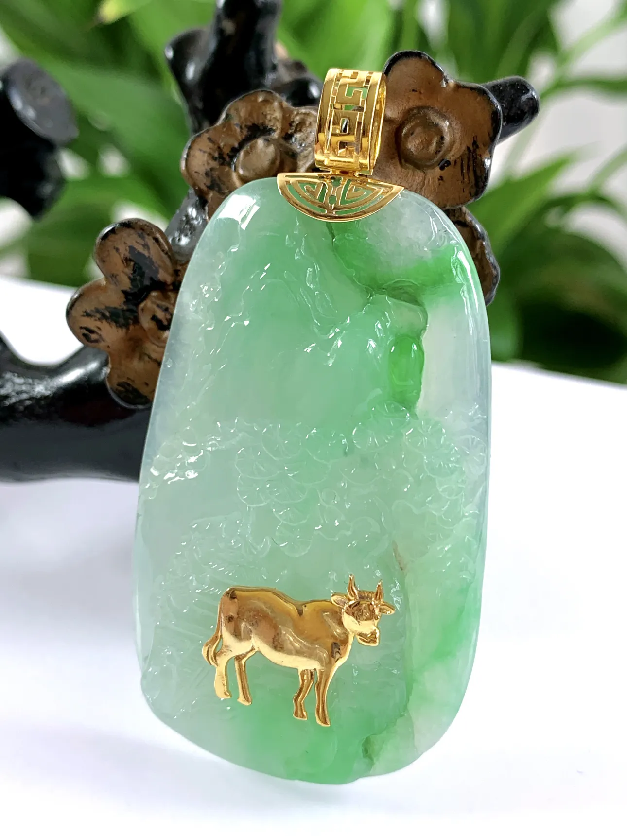缅甸天然翡翠A货，18K金特色镶嵌冰种起胶飘阳绿生肖牛山水牌吊坠挂件，尺寸：整体62.5/32.5/7mm，裸石53.5/32.5/6mm，重量：19.61g