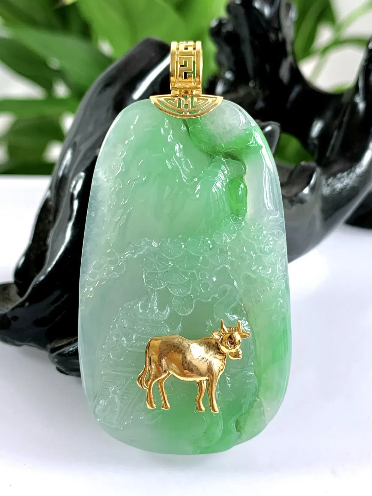 缅甸天然翡翠A货，18K金特色镶嵌冰种起胶飘阳绿生肖牛山水牌吊坠挂件，尺寸：整体62.5/32.5/