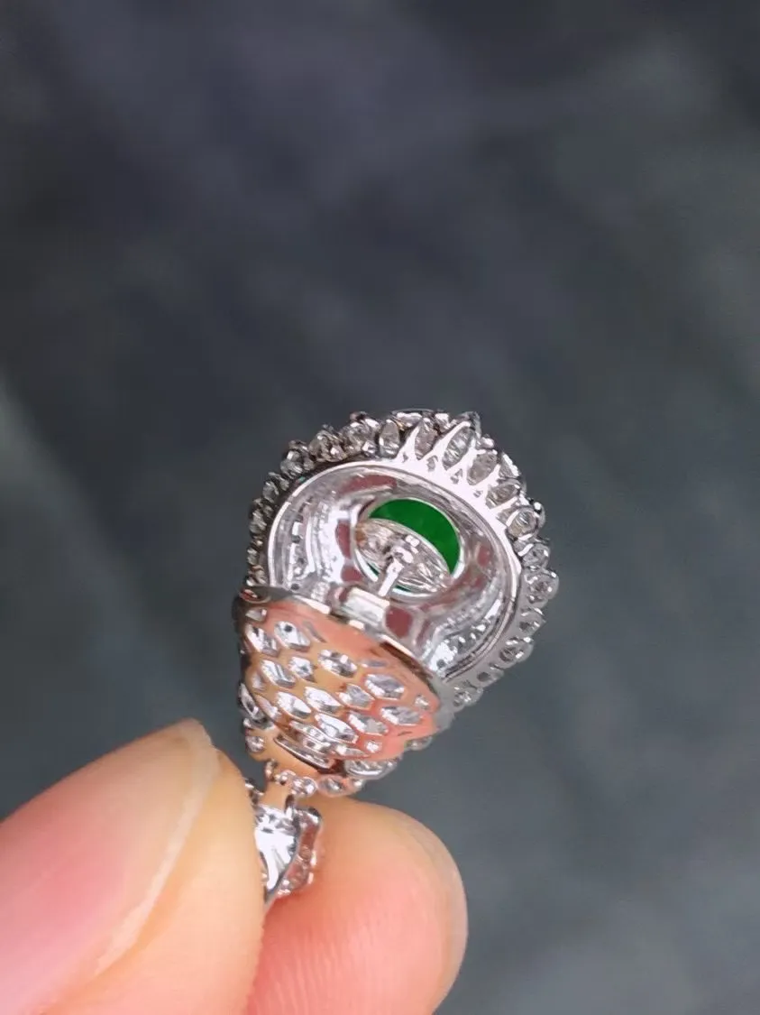冰种阳绿葫芦吊坠，真金真钻镶嵌，种水好，玉质细腻 .裸石尺寸 9.7*7.7