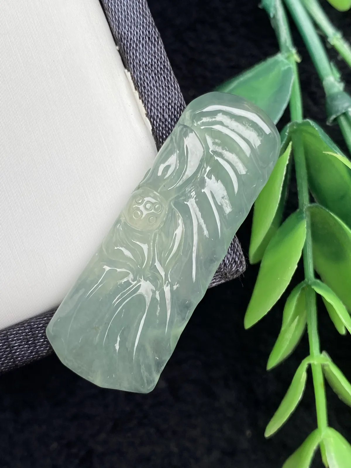 Z推荐【冰晴莲花鱼牌】莲花在波光粼粼的水面盛开，背面两条小鱼在激流勇进，和和美美～～晴底，水润，冰透，超细腻，起胶，品相佳，尺寸：41*15.6*5.1，超值～～