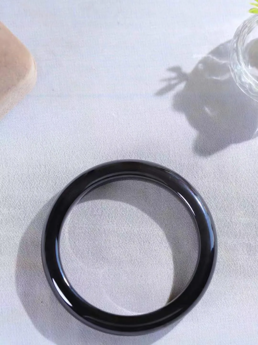 （一见倾心.手镯）

精品️和田玉帝王紫手镯，玉质温润细腻 油性十足 手感舒适，高华雅逸，线条流畅，简约大气，美自天成，素雅高贵。佩戴于腕间，婉约之美，举手投足间透出那低调奢华。重45克  尺寸54.5-11.3-8mm  5660530A