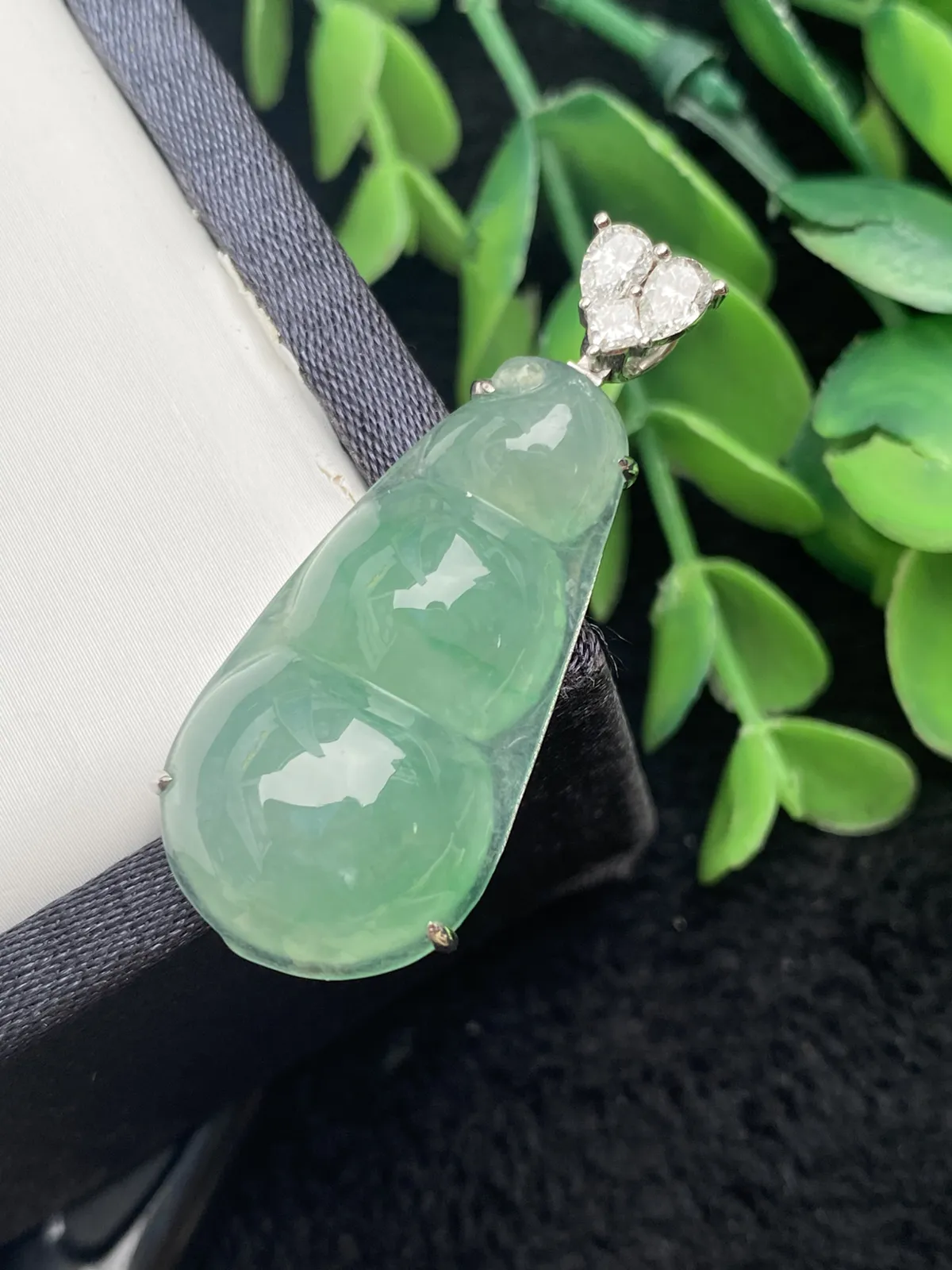 推荐【冰晴水飘绿福豆】四季平安，无纹裂，饱满，晴绿飘阳绿，种水超好，水润冰透，起光起胶，种老细腻