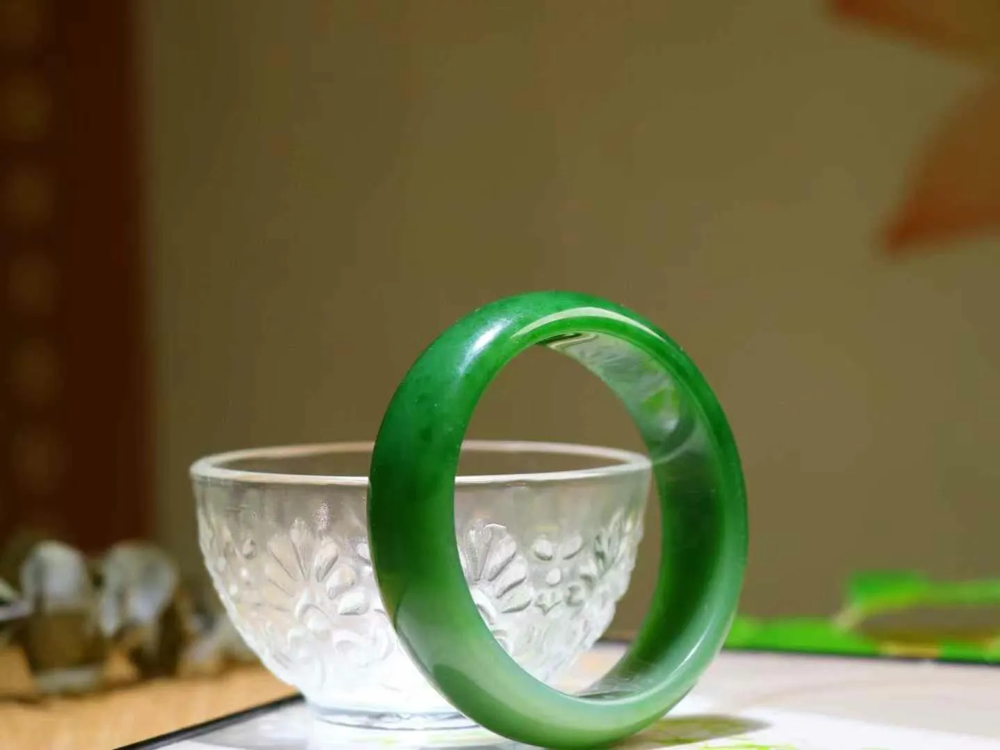 【温润如心.镯】

收藏级臻品️和田玉碧玉手镯，精选上等碧玉料，色泽清透，质地细腻。佩戴它，感受千年玉文化的温润与优雅，愿它为您带来平安与幸福。重73.5克  尺寸59-18-8mm  FSO0945151
