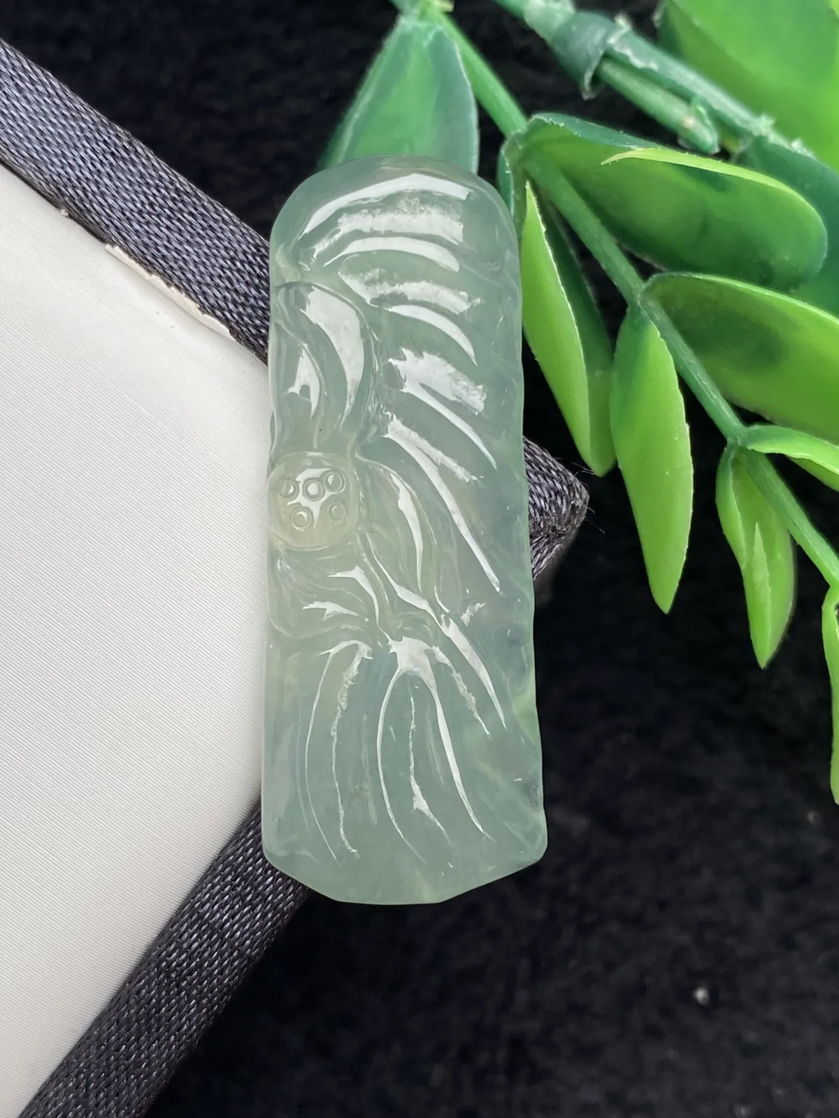 Z推荐【冰晴莲花鱼牌】莲花在波光粼粼的水面盛开，背面两条小鱼在激流勇进，和和美美～～晴底，水润，冰透，超细腻，起胶，品相佳，尺寸：41*15.6*5.1，超值～～