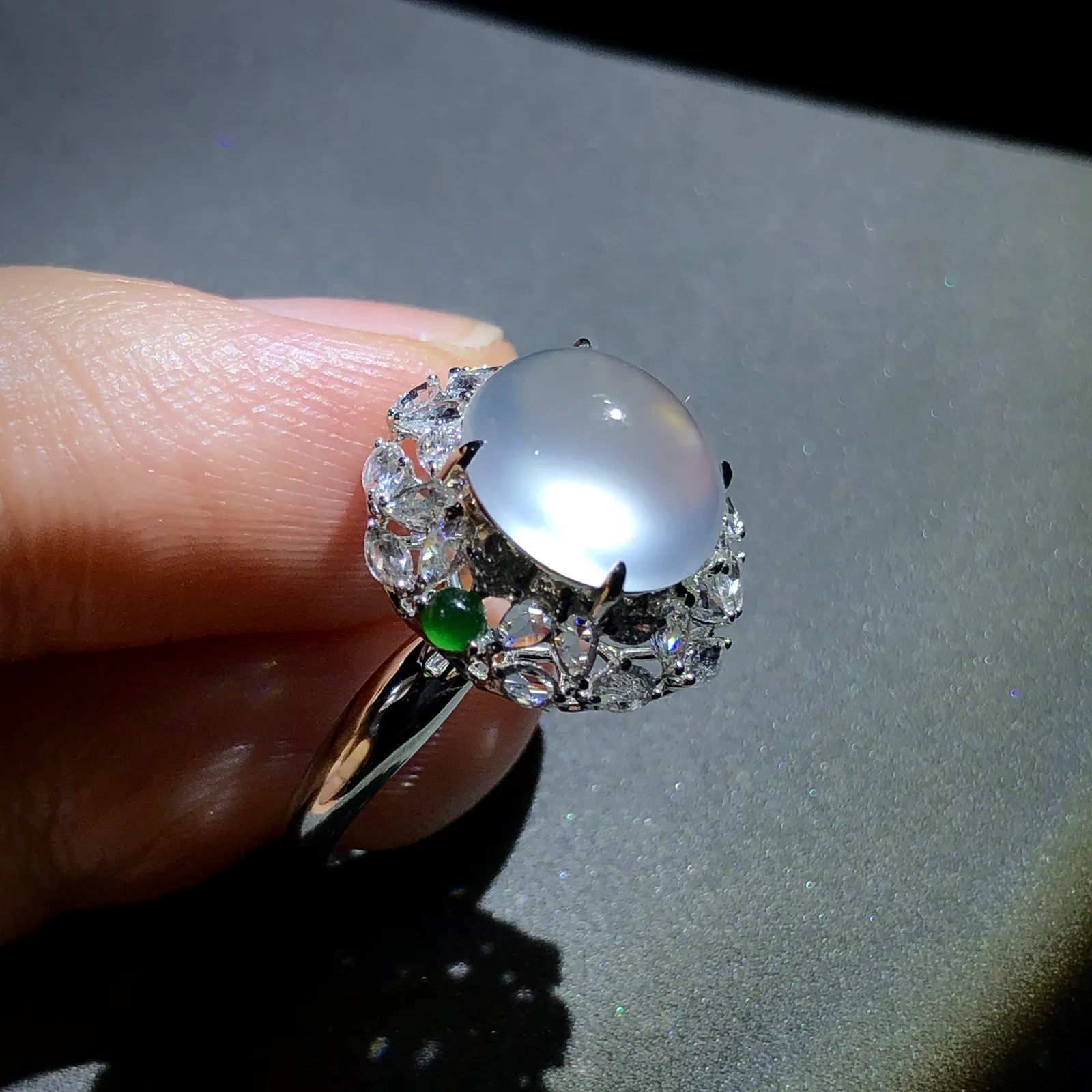 白冰戒指，裸石10.3-9.3-5mm，
14.5#，18K金，南非钻，翡翠绿蛋面