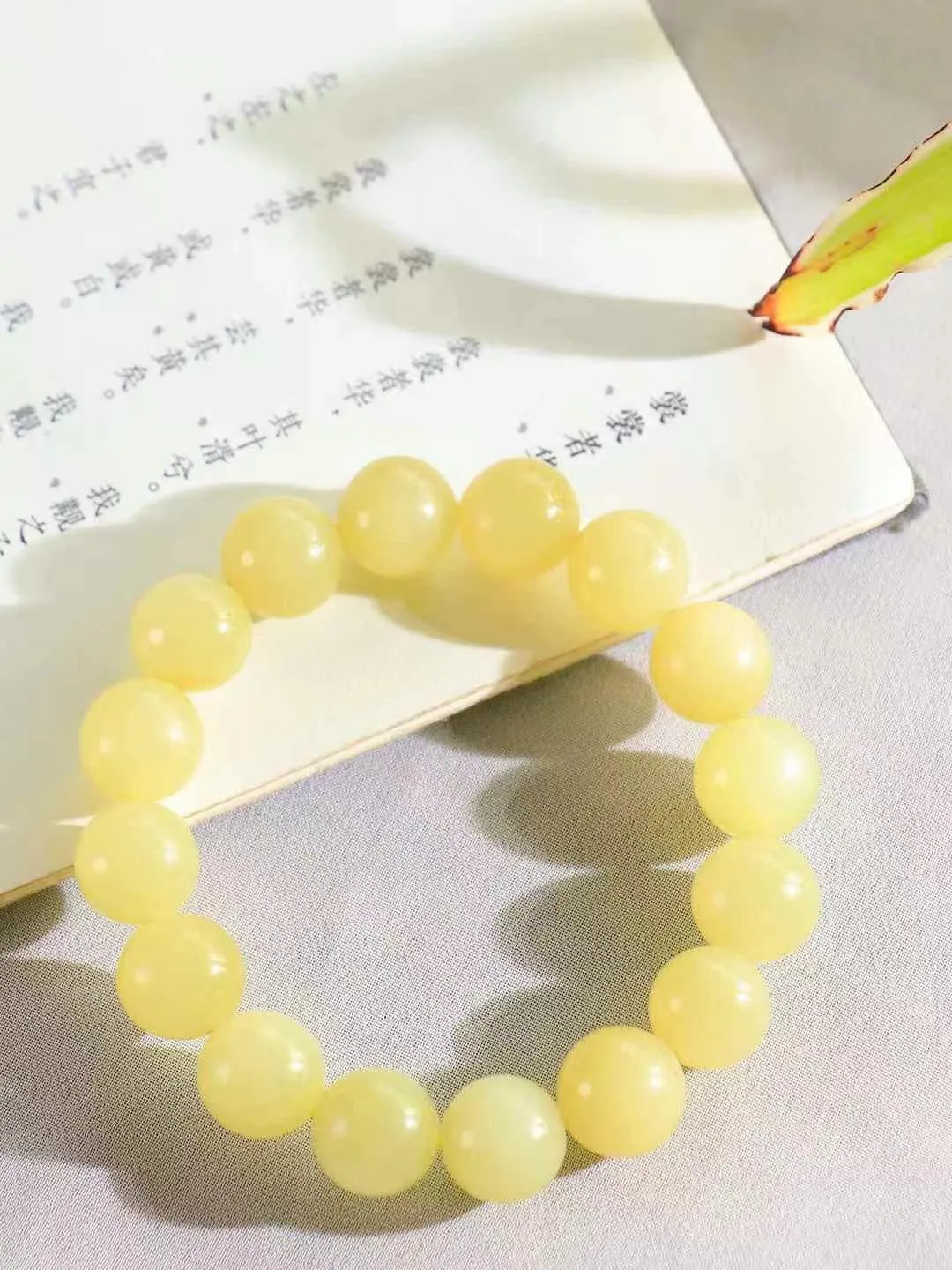 【珠圆玉润.手串】

精品和田玉冰黄口珠圆玉润手串 玉质温润细腻  整串打磨圆润，佩戴舒适。珠珠落玉盘，间关莺语花底滑，一生美好时光，无论身在何处，都有它相伴相守。事事顺遂，幸福美满，吉祥如意。重48克 尺寸取一12.7mm  3630823O