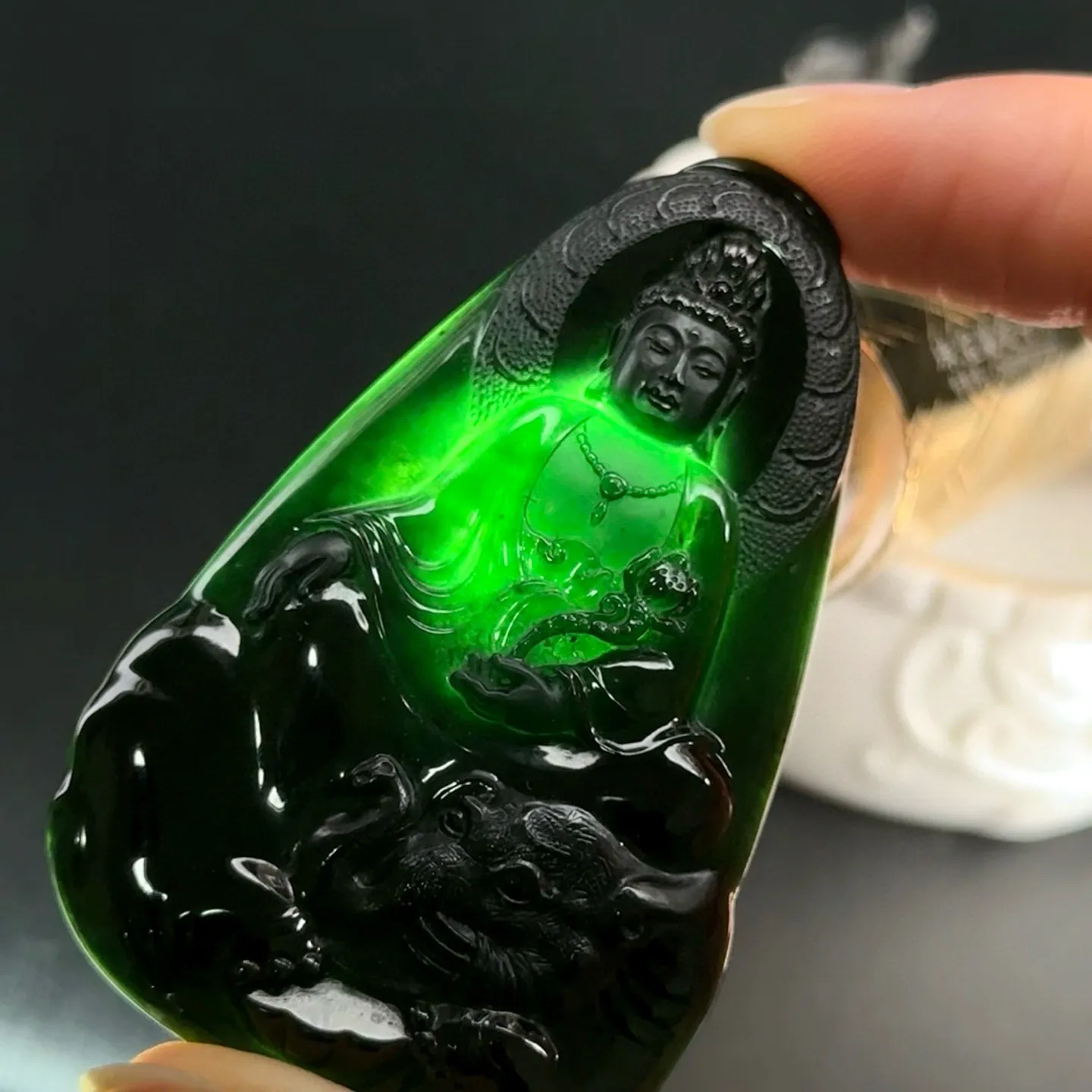 精品墨翠普贤菩萨 种好色正 黑度极好 打灯通透 油性十足