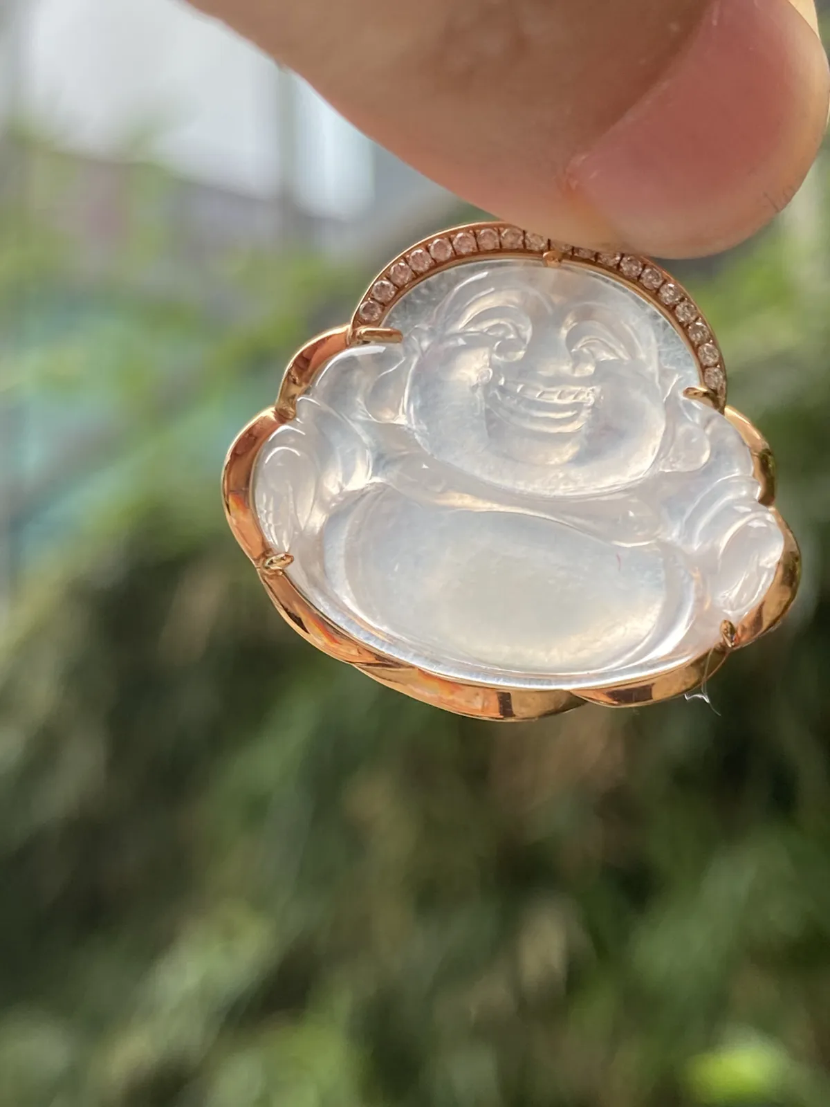 推荐【冰🧊佛公】水润冰透，超细腻，起光，种老，底部一条小纹，佩戴看不到，30.7*28.3*7.5，石头20.1*24.9*5