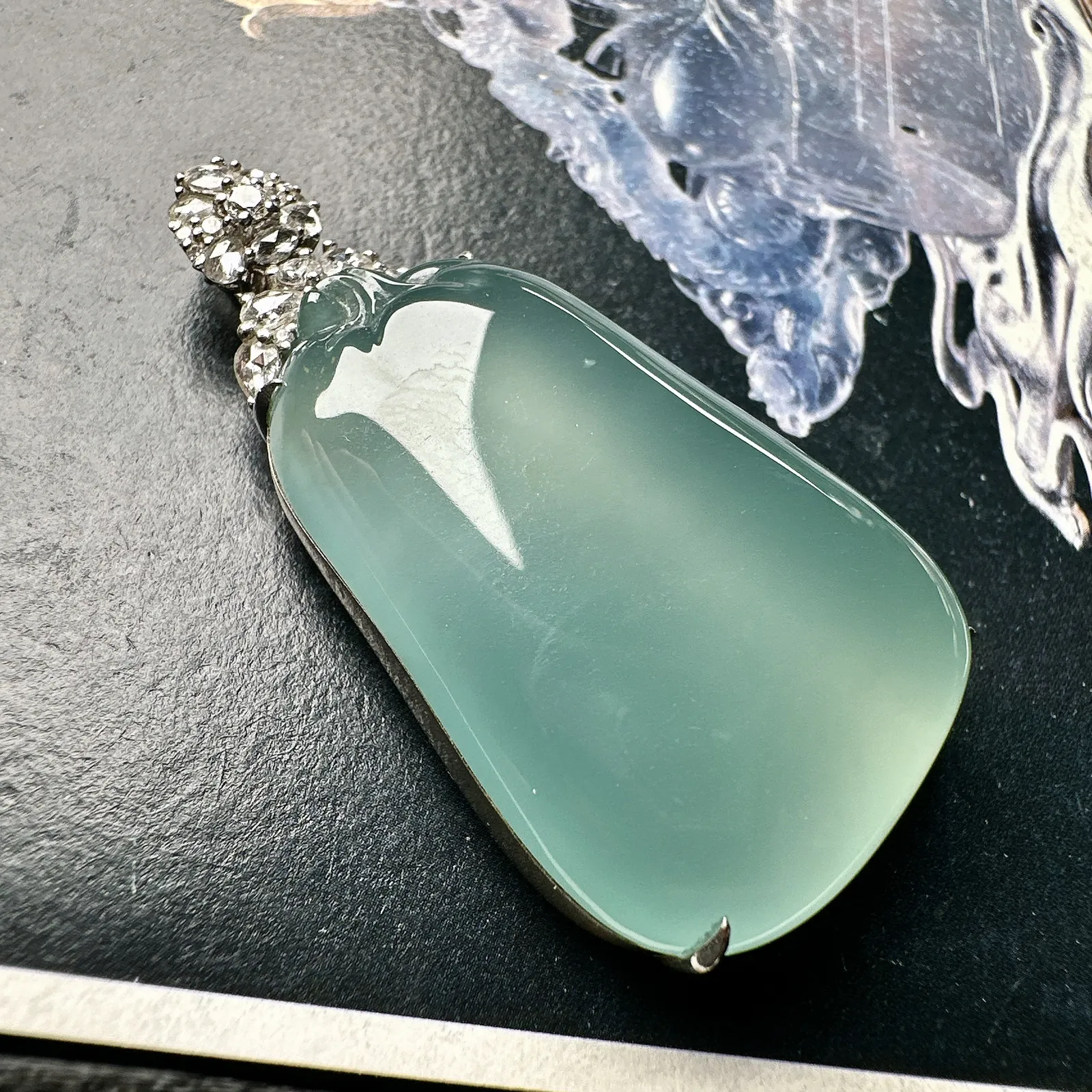 【冰种福瓜吊坠】种水上乘，晶莹剔透，纯净通透，莹光感很强。18k金钻镶嵌，裸石尺寸34*23.4*9.5毫米