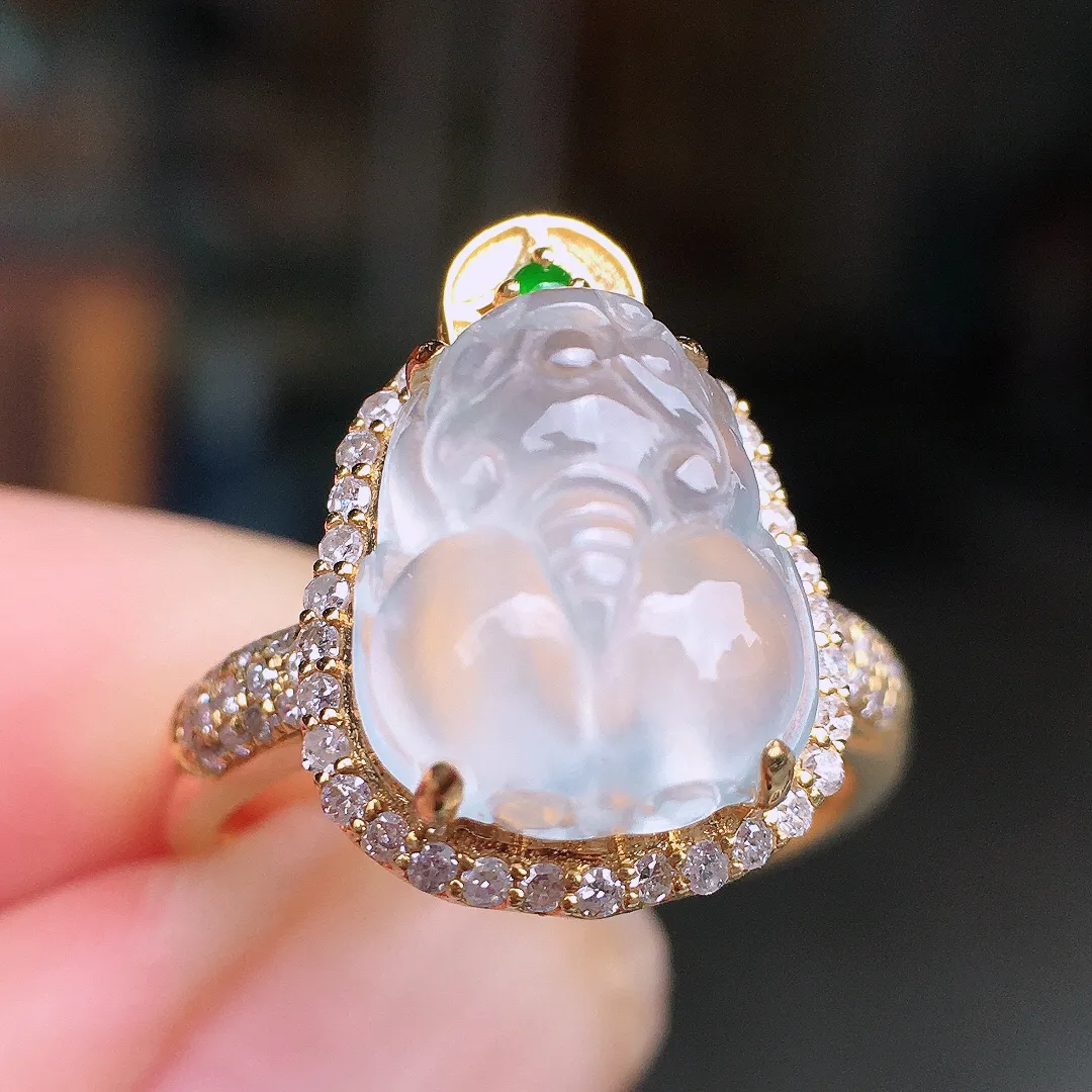冰种貔貅戒指，玉质细腻，荧光感超
强，饱满水润，气质满满。18k
金豪华镶嵌