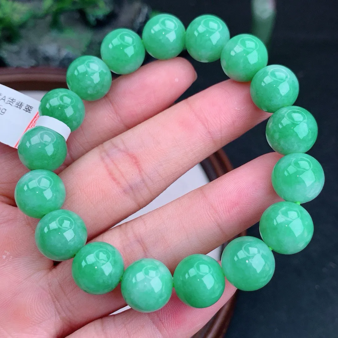 天然A货翡翠满绿圆珠手串
尺寸12mm   重49.25g