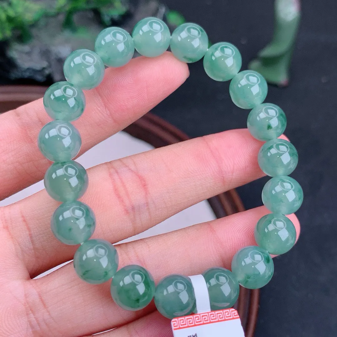 天然A货翡翠满色冰飘花圆珠手串
尺寸10mm  重32.43g