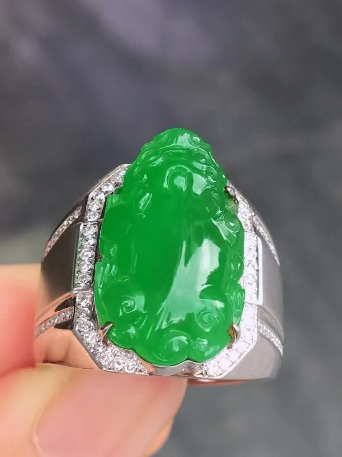 冰种阳绿貔貅戒指 、真金真钻镶嵌，种水好，玉质细腻 .裸石尺寸 20.5*12.4