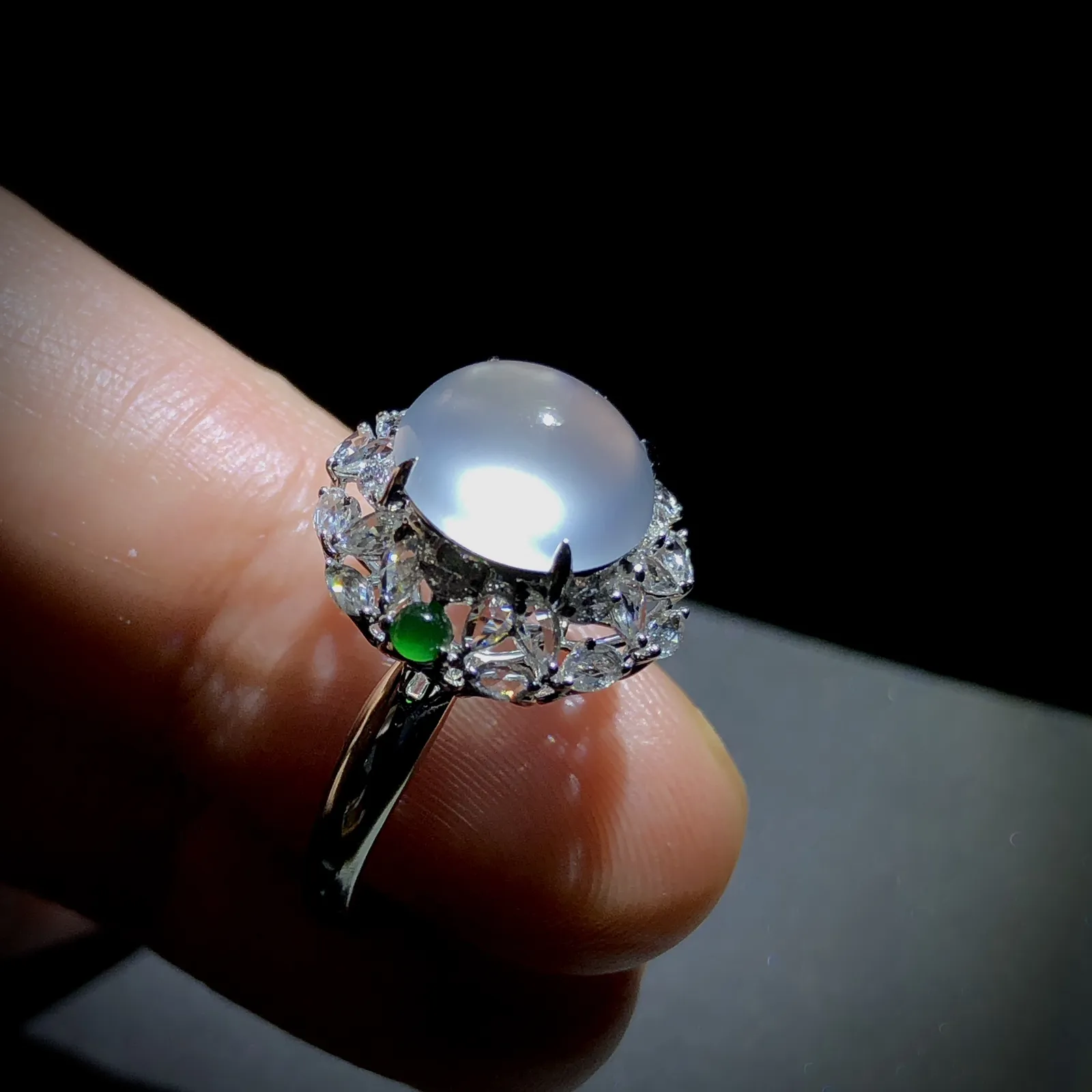 白冰戒指，裸石10.3-9.3-5mm，
14.5#，18K金，南非钻，翡翠绿蛋面