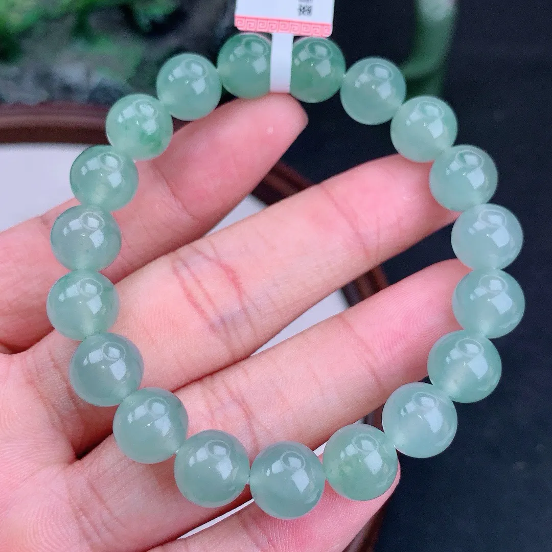 天然A货翡翠冰晴飘花圆珠手串
尺寸9.5mm  重32.99g