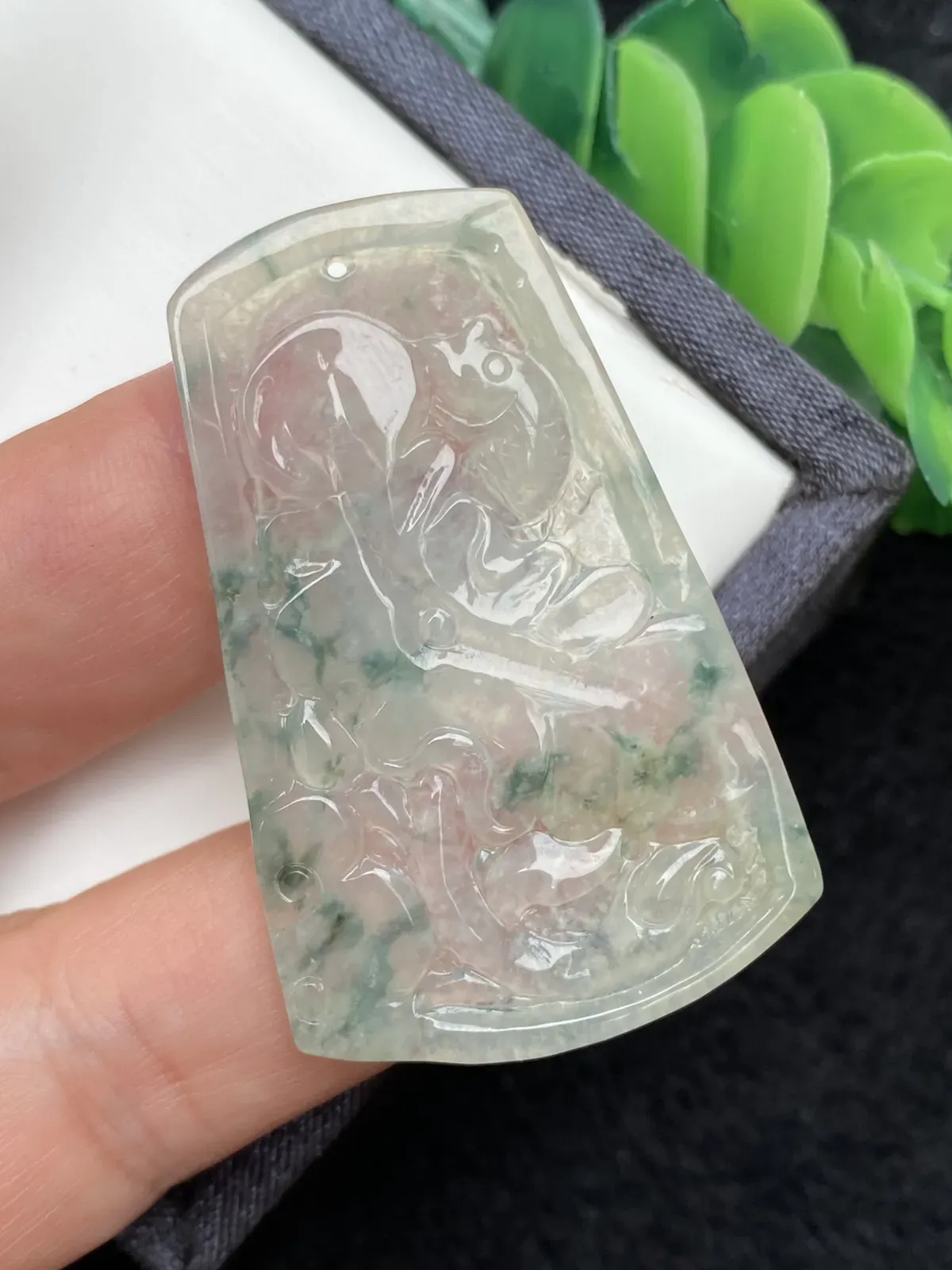 推荐【冰飘花荷叶鱼】连年有余 和和美美，送子女或朋友新婚寓意好～种老起胶，冰透透手，带点黄翡，出淤泥而不染，49.3*31.4*3.2，超值～～