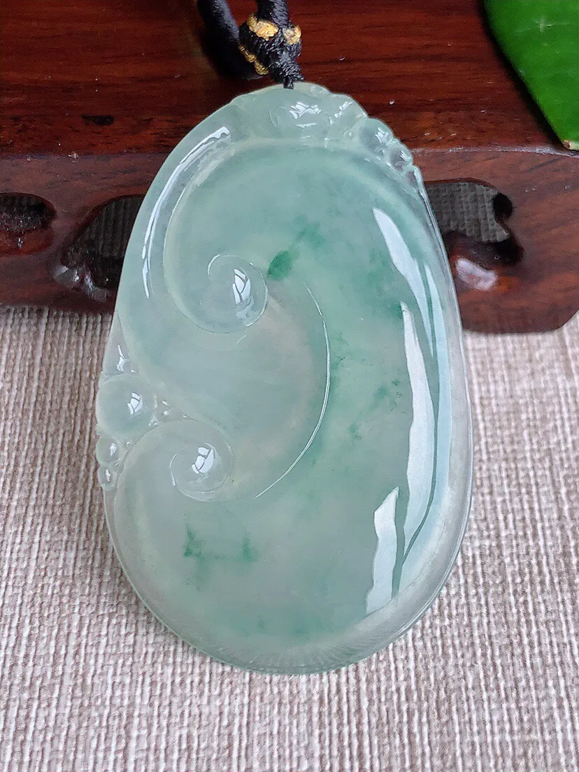 a货翡翠老坑冰种飘花大如意吊坠 尺寸52.7×33×5.8mm 重量21.56g 0605