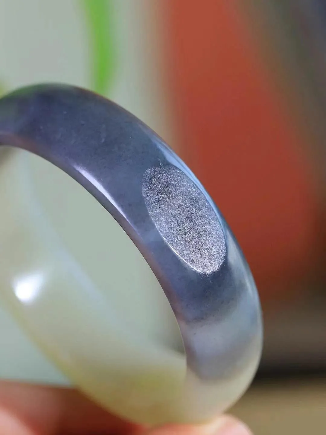 （籽.一见钟情.手镯）

新疆和田籽料青花手镯，玉质温和莹润，精光内蕴，手感舒适。整器设计简约，打磨光洁，让人爱不释手，料美艺精，萦绕于手，尽显高贵之姿。重74克 内径57.5mm尺寸16.7-8mm  1060576A