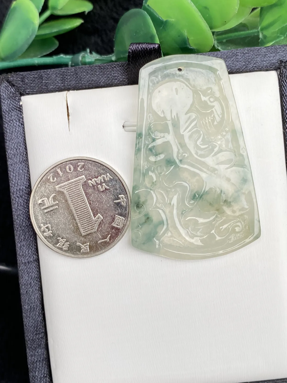 推荐【冰飘花荷叶鱼】连年有余 和和美美，送子女或朋友新婚寓意好～种老起胶，冰透透手，带点黄翡，出淤泥而不染，49.3*31.4*3.2，超值～～